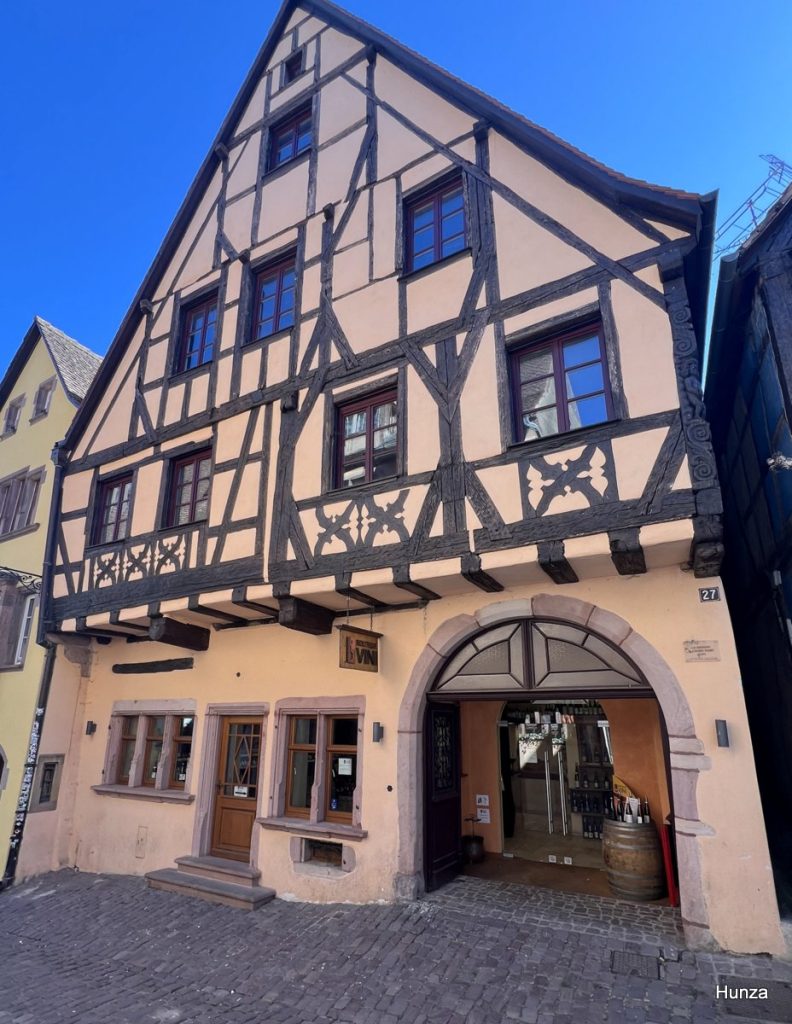 Façade de la maison à l'Ours noir, remarquable maison à colombages du XVIe siècle située rue du Général-de-Gaulle à Riquewihr
