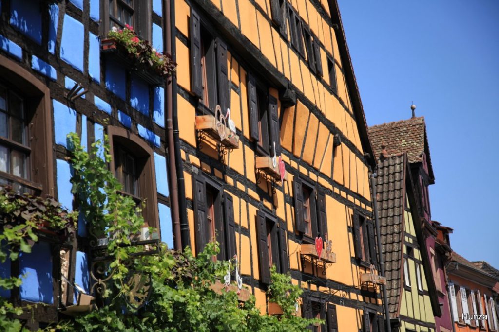 Maisons à colombages aux façades colorées dans la rue du Général-de-Gaulle à Riquewihr.