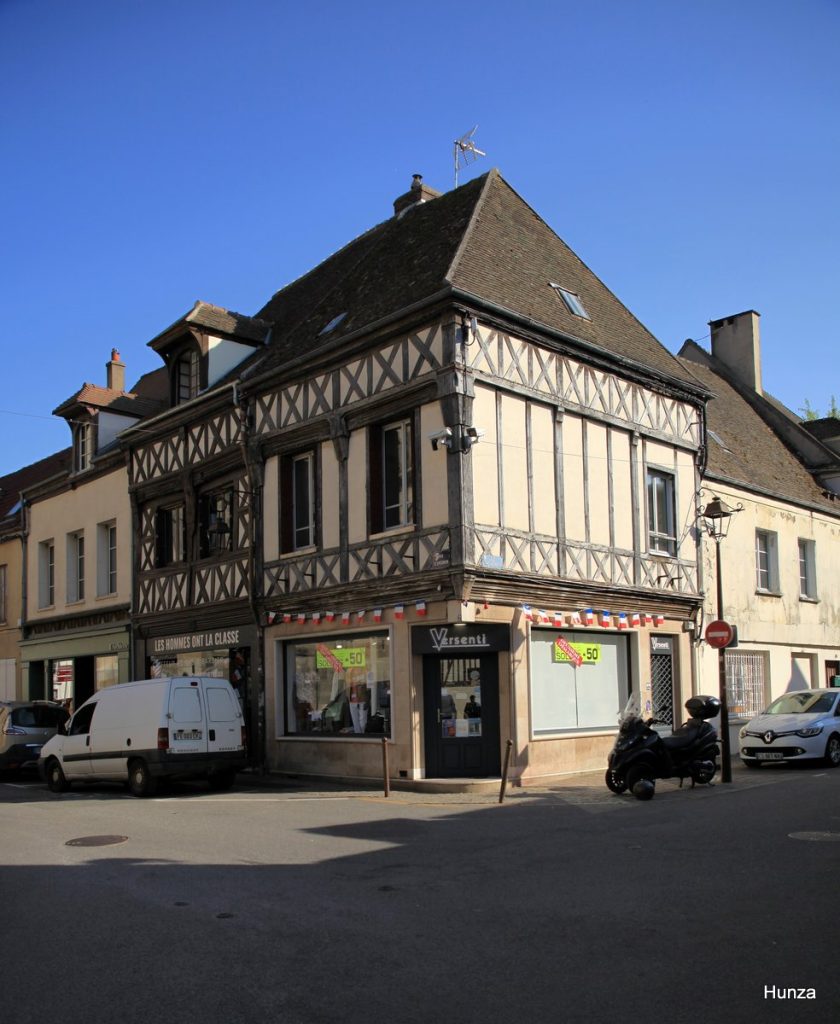 Maisons à pans de bois à l'angle des rues d'Epernon et du Mont-Rôti  dans le centre historique de Houdan