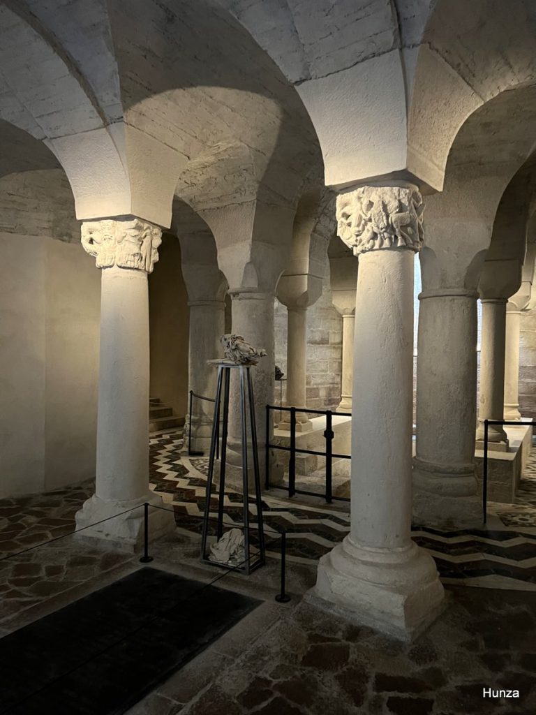 Vue intérieure du martyrium de la rotonde Saint-Bénigne à Dijon avec ses colonnes romanes