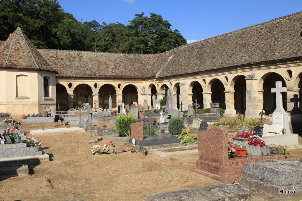 Galeries couvertes du cimetière médiéval de Montfort-l'Amaury