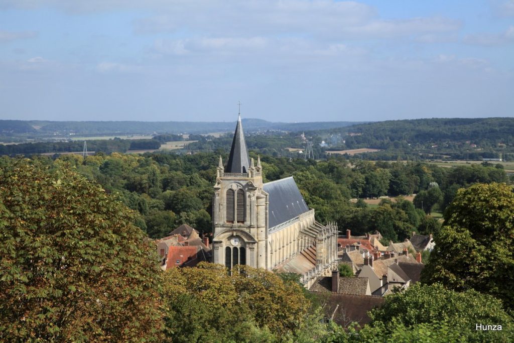 Vue sur l'église Saint-Pierre de Montfort-l'Amaury depuis les hauteurs de la ville