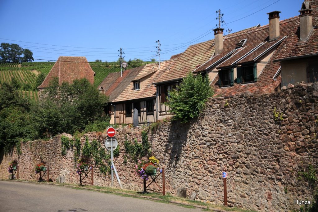 Remparts médiévaux de Riquewihr à proximité de l'Obertor (Porte Haute).