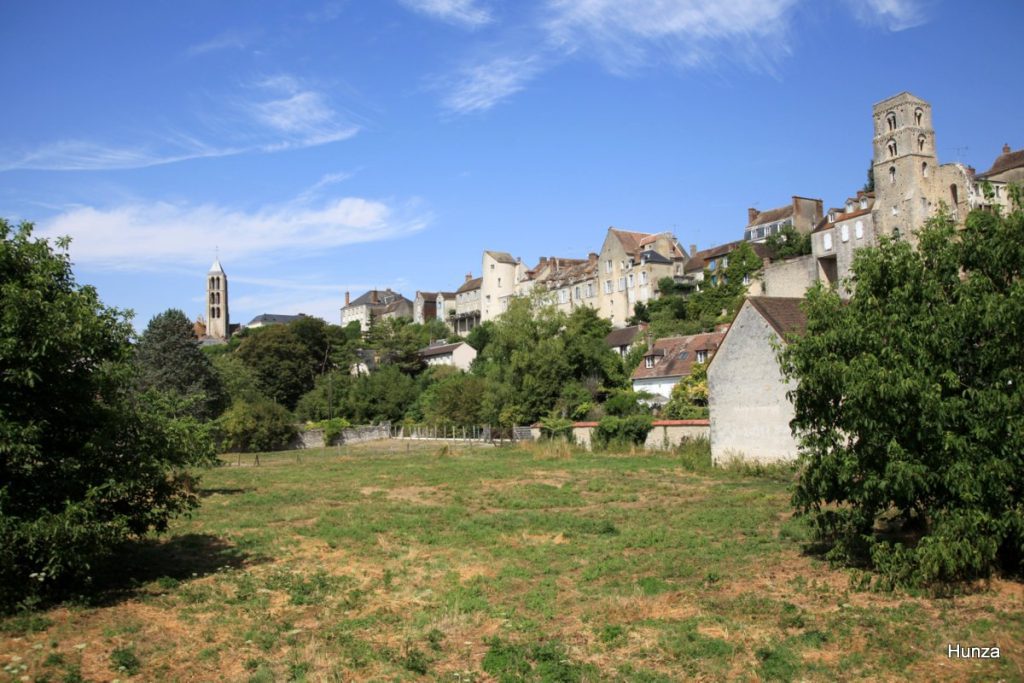 Panorama de Château-Landon depuis le pont de la D43 sur le Fusain avec l'église Notre-Dame et la tour Saint-Thugal