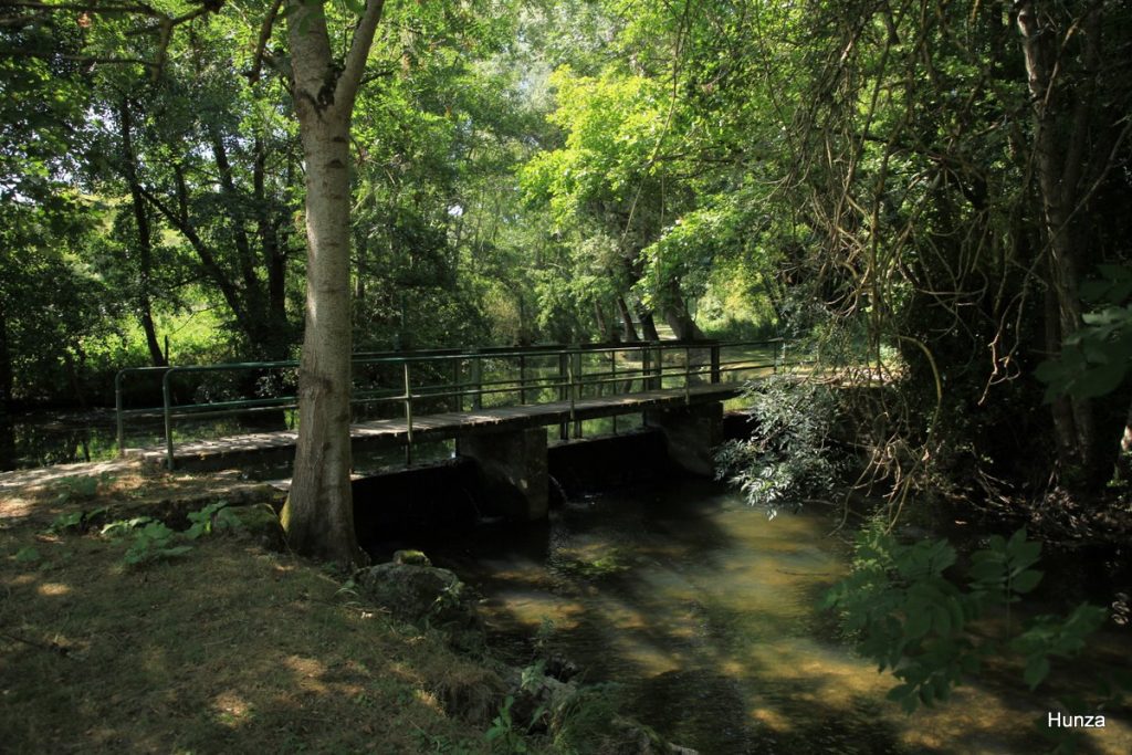 Passerelle sur le Fusain dans le parc de la Tabarderie à Château-Landon