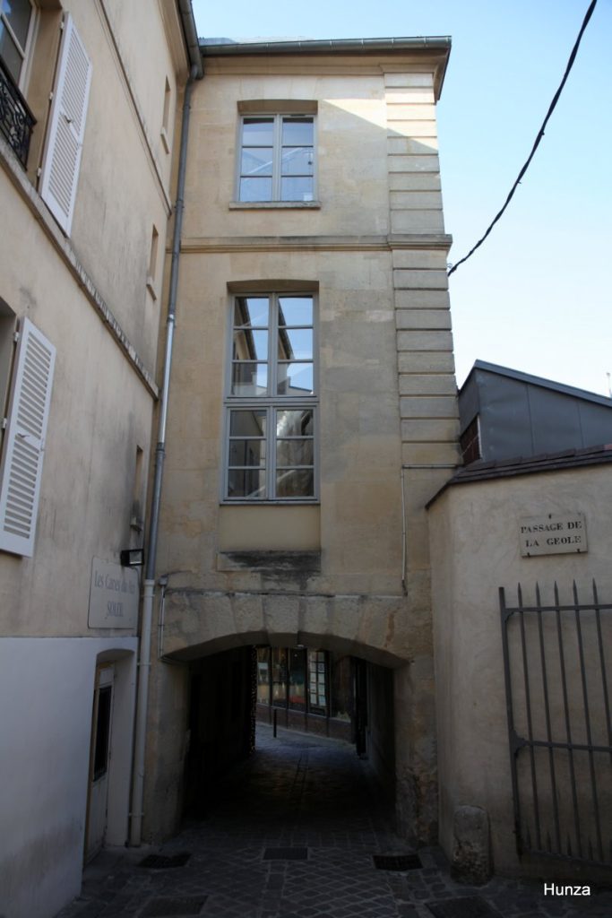 Passage de la Geôle dans le quartier des antiquaires à Versailles