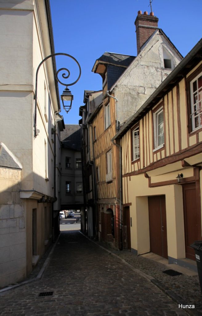 Le passage du Monarque bordé de maisons à pans de bois à Gisors