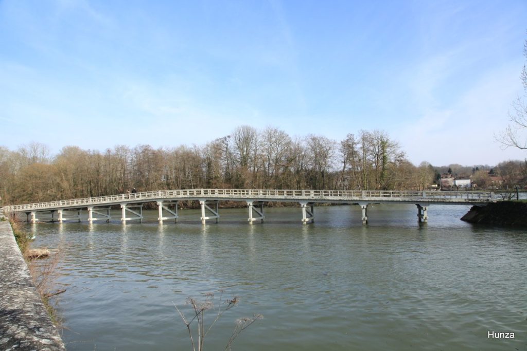 Passerelle reliant Samois-sur-Seine à l'île du Berceau