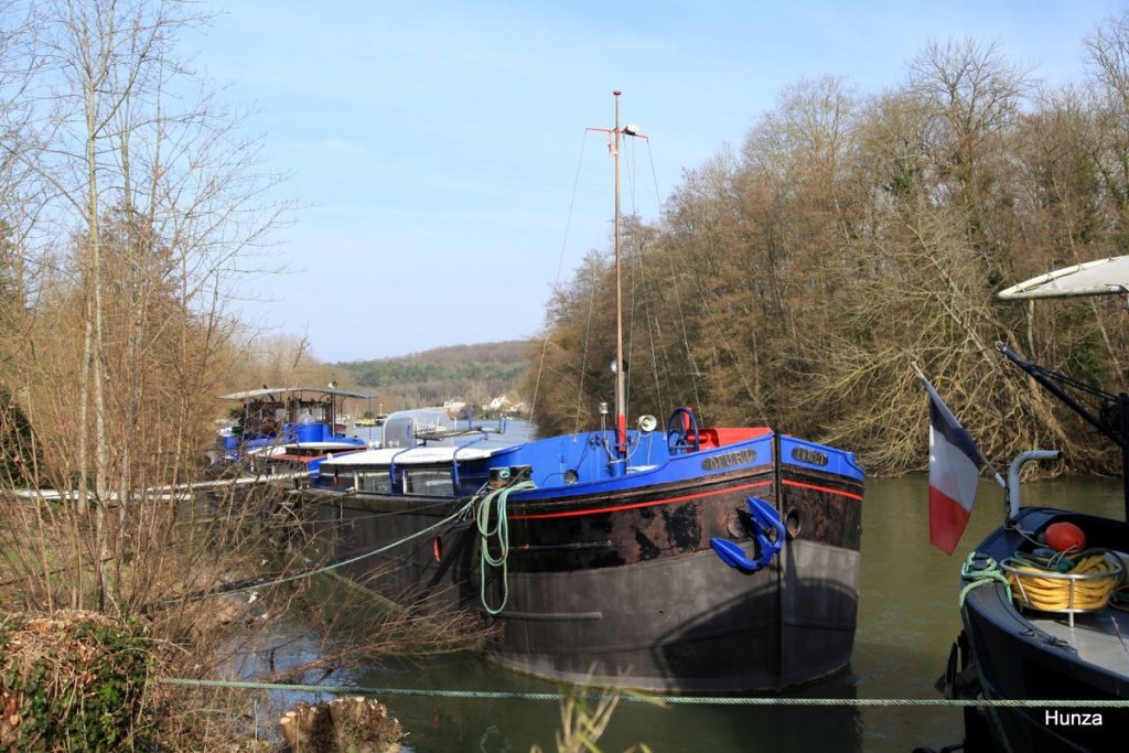 Péniche Cotoubia amarrée sur les bords de Seine à Samois-sur-Seine