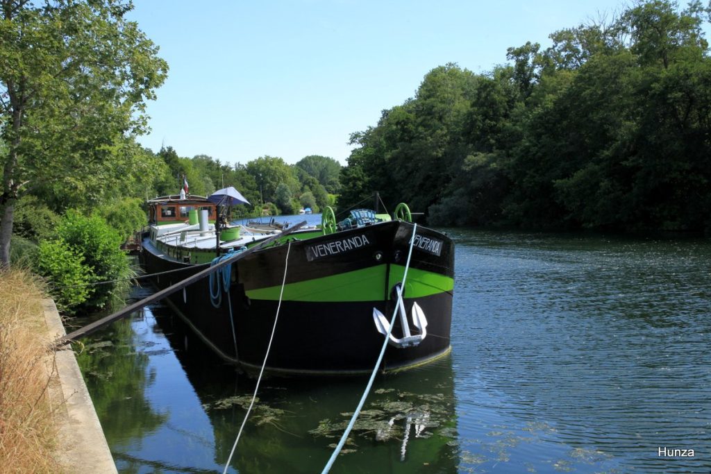 Péniche Veneranda amarrée sur les bords de Seine à Samois-sur-Seine