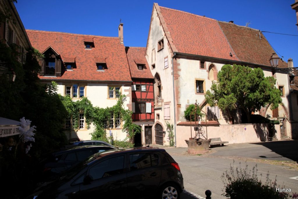 Place des Trois-Églises avec son puits à Riquewihr.