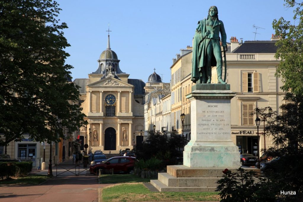 Place Hoche avec l'église Notre-Dame en arrière-plan à Versailles