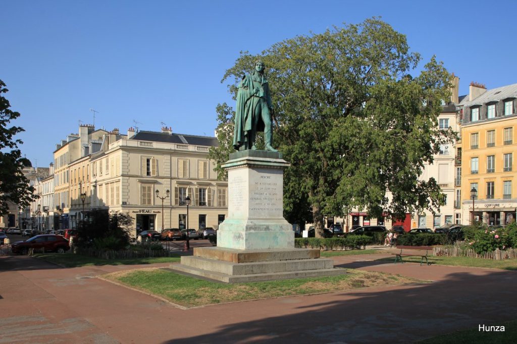 Statue du général Hoche sur la place Hoche à Versailles