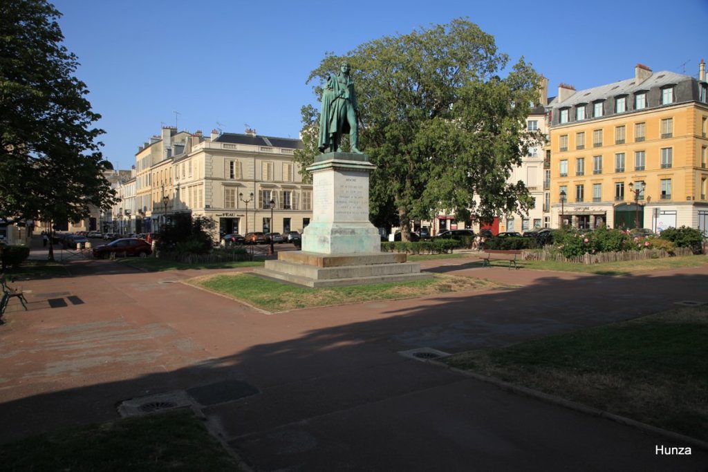 Statue du général Hoche sur la place Hoche à Versailles