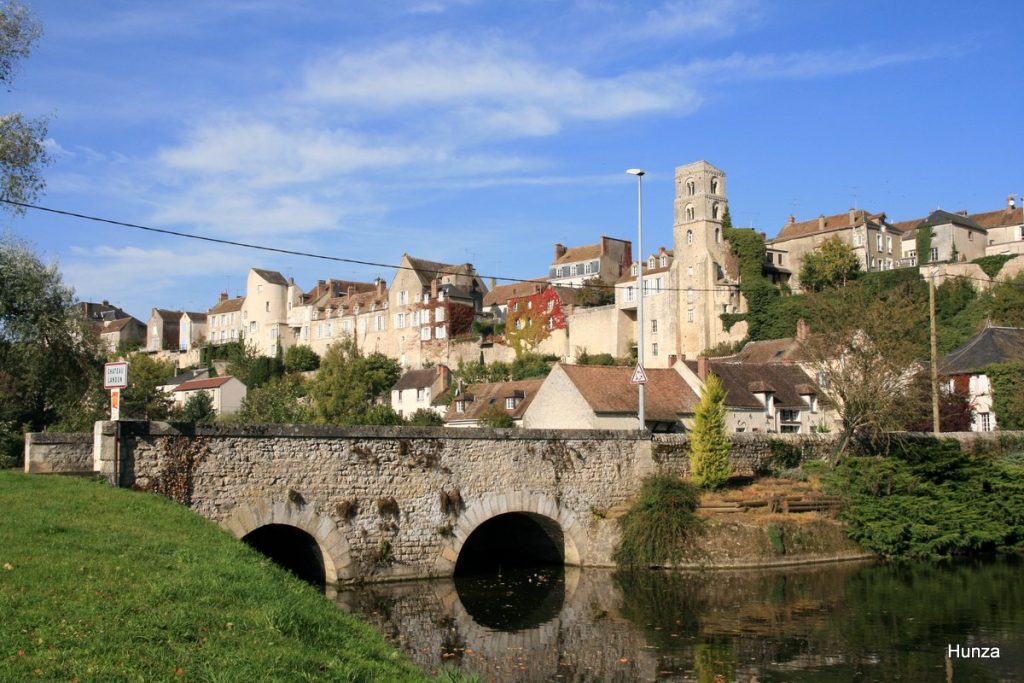Panorama sur Château-Landon avec le pont de la D 43 franchissant le Fusain et, en arrière-plan, les tours Saint-Thugal et du Rosaire