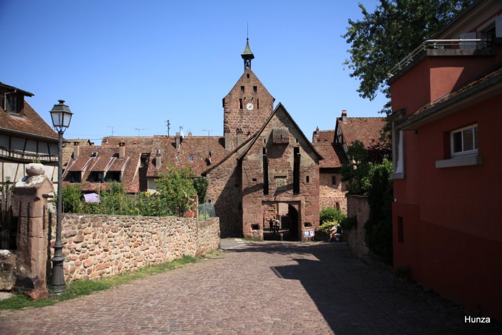 La Porte Haute (Obertor) de Riquewihr dominée par le Dolder