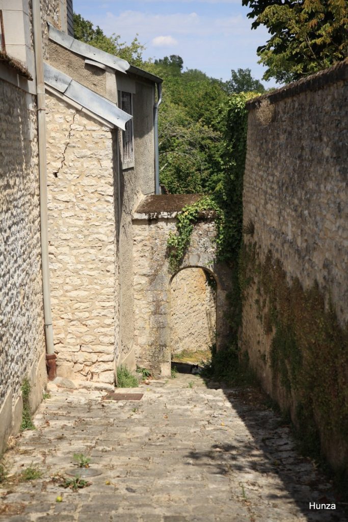 Passage voûté de la poterne nord des remparts médiévaux de Château-Landon