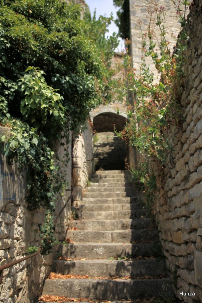 Escalier menant à la poterne sud des remparts médiévaux de Château-Landon