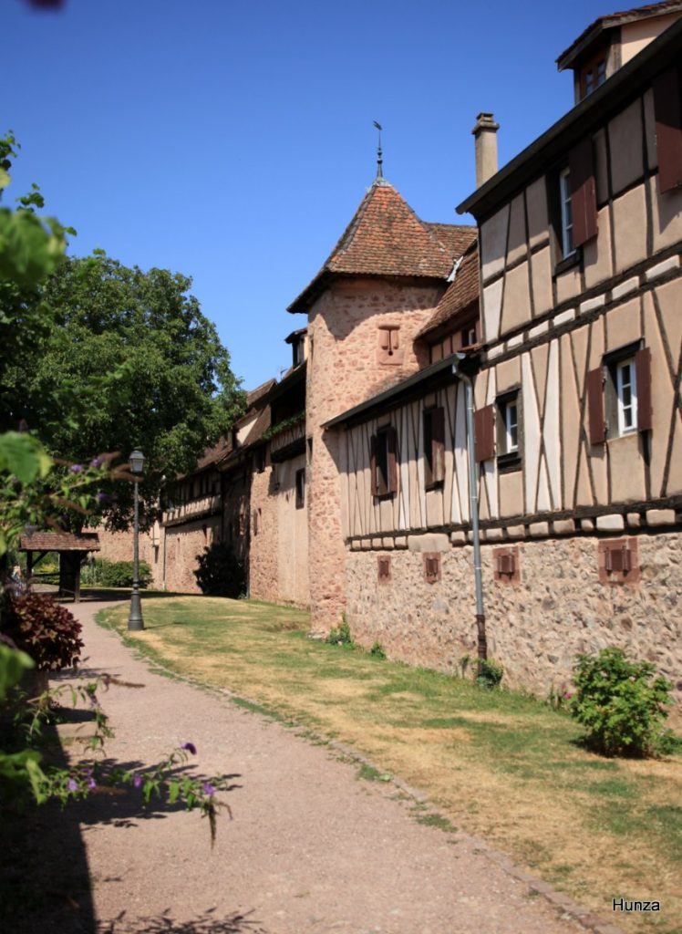 Remparts ouest de Riquewihr avec une promenade aménagée
