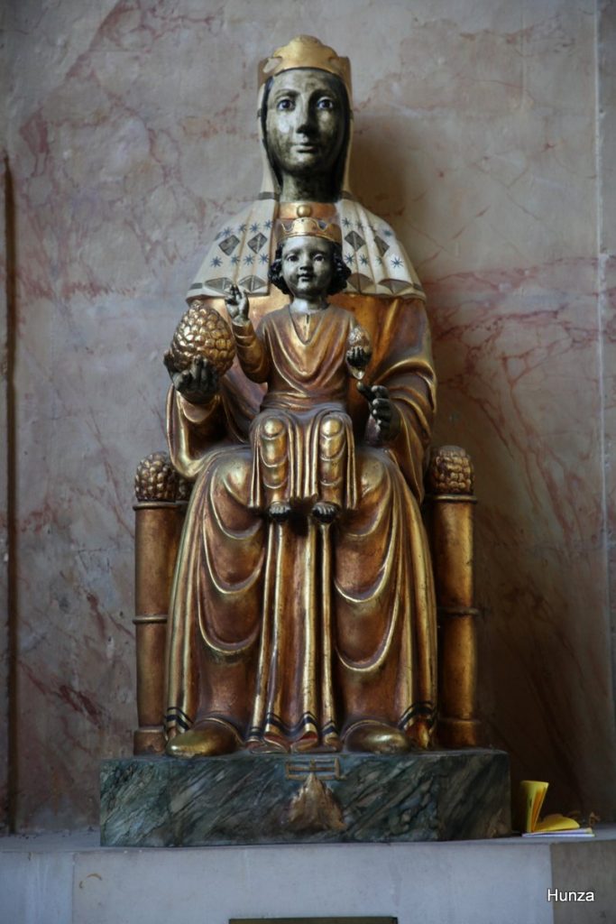 Réplique de la Vierge de Montserrat dans l'église Saint-Jacques-et-Saint-Christophe de Houdan
