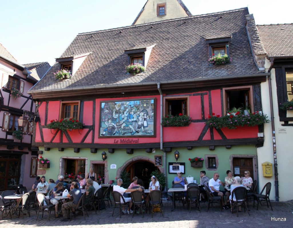 Restaurant Le Médiéval dans une maison à colombages de la rue du Général-de-Gaulle à Riquewihr