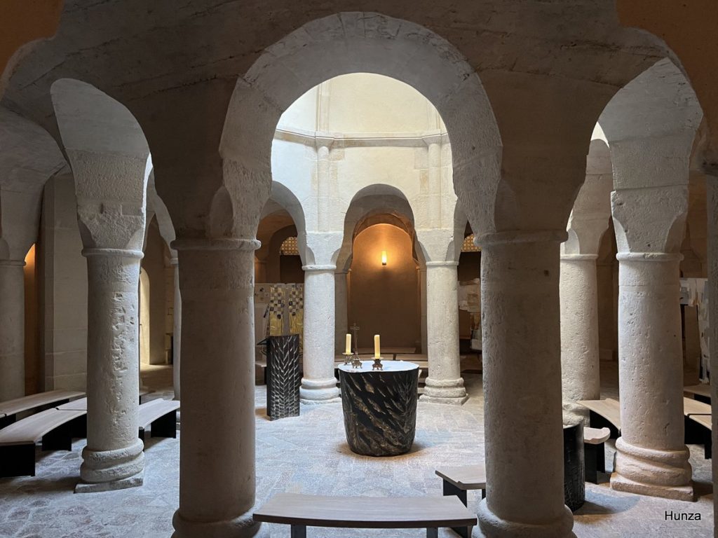 Vue intérieure de la rotonde romane de la cathédrale Saint-Bénigne à Dijon avec ses colonnes et ses arcades du XIe siècle