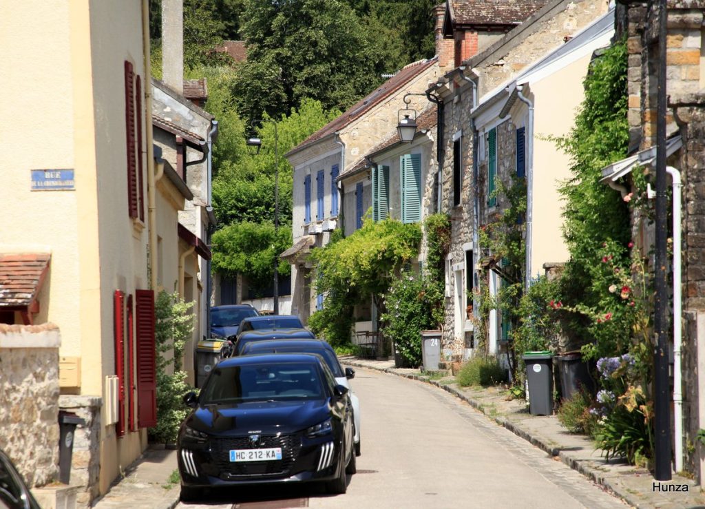 Rue du Bas-Samois bordée de maisons en grès à Samois-sur-Seine
