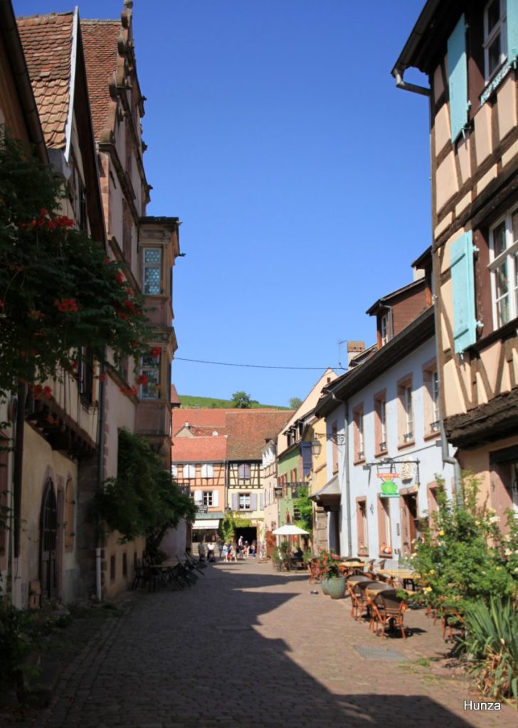 Vue de la rue de la Couronne dans le centre historique de Riquewihr.