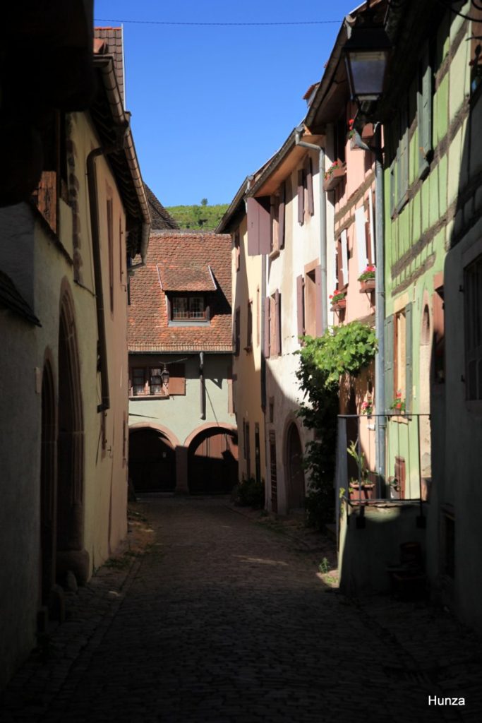 Vue de la rue du Cheval, l'une des rues les plus pittoresques du centre historique de Riquewihr.