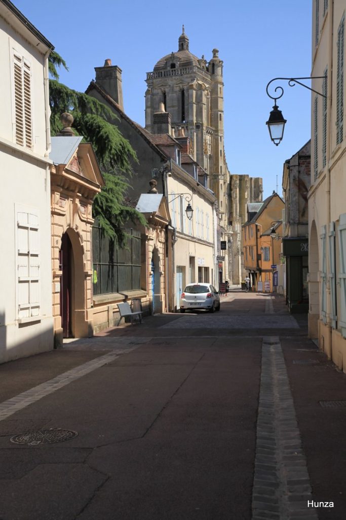 Vue de la rue Rotrou avec le clocher de l'église Saint-Pierre à Dreux