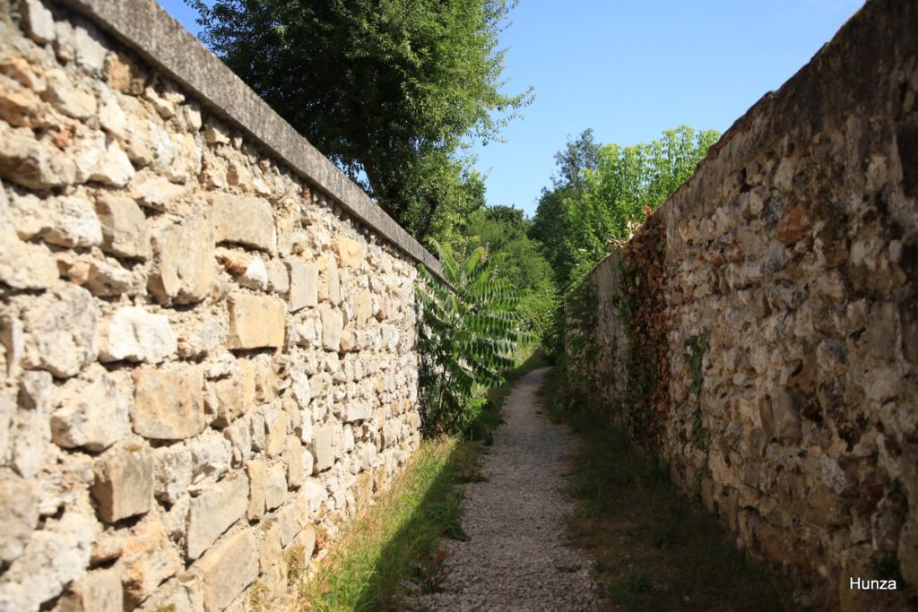 Sente entre des murs en grès à Samois-sur-Seine sur l'itinéraire de la randonnée en forêt de Fontainebleau