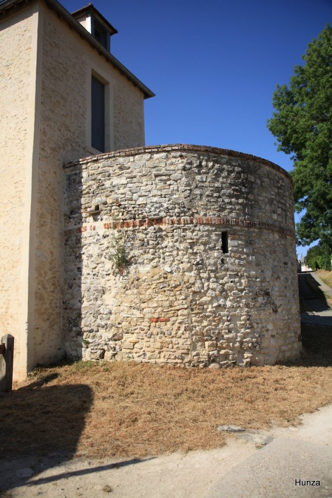 Tour de l'Abreuvoir, vestige des remparts médiévaux de Houdan