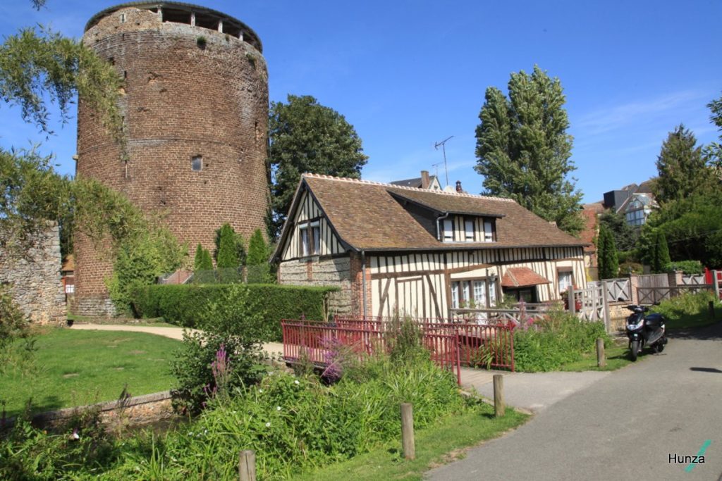 La Tour Grise avec une maison à pans de bois à Verneuil-sur-Avre