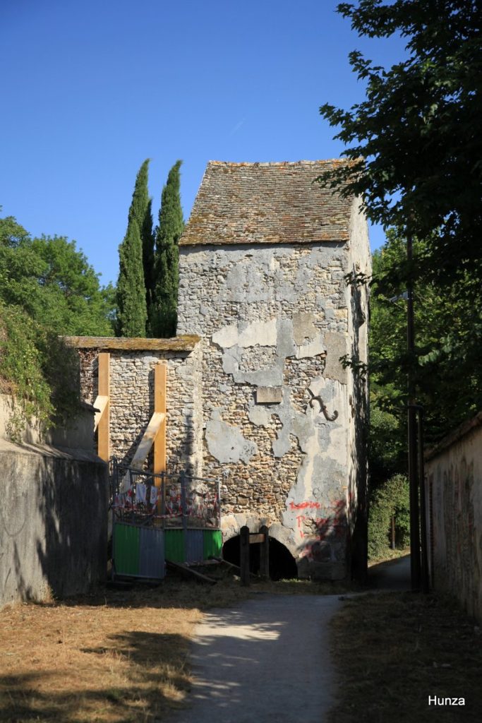 Tour Jardet, vestige des anciennes fortifications de Houdan
