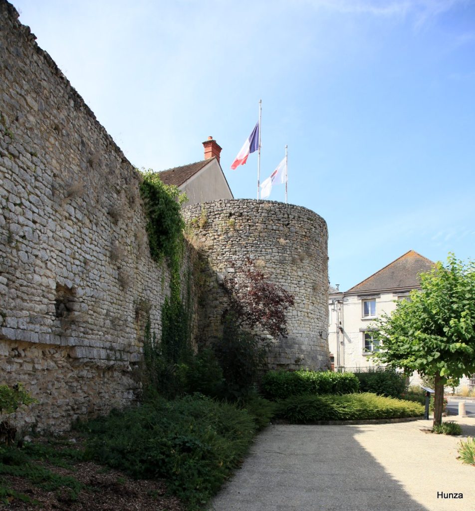 La tour Madeleine et les remparts médiévaux de Château-Landon en Seine-et-Marne