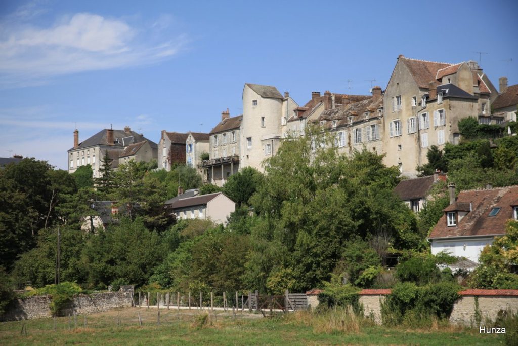 Vue sur la tour du Rosaire à Château-Landon