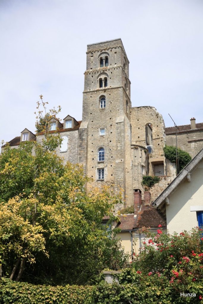 Vue de la tour Saint-Thugal depuis le sentier des Amoureux rue Saint-Séverin à Château-Landon