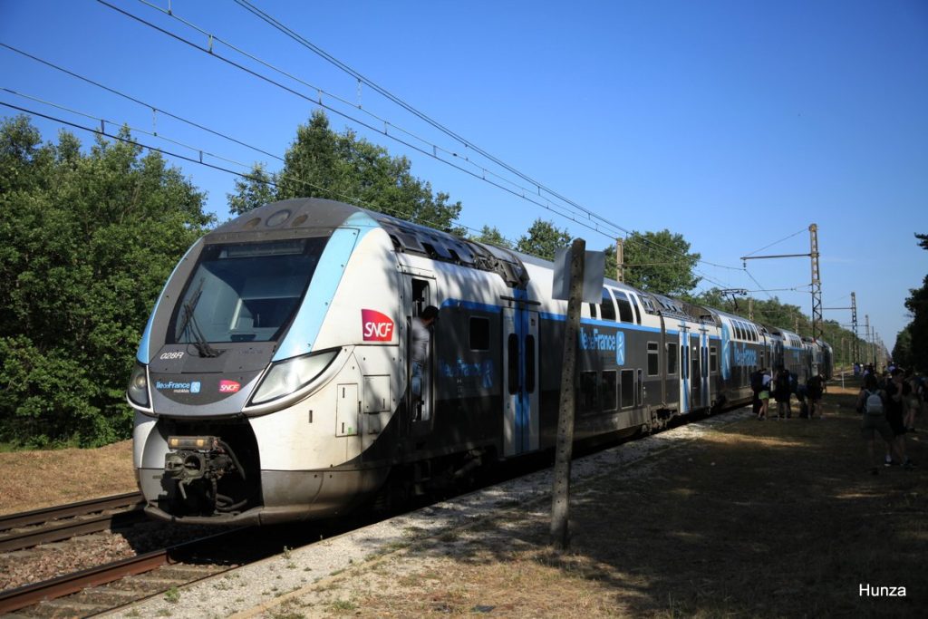 Train Transilien ligne R à l'arrêt Forêt de Fontainebleau, point de départ de la randonnée vers Samois-sur-Seine