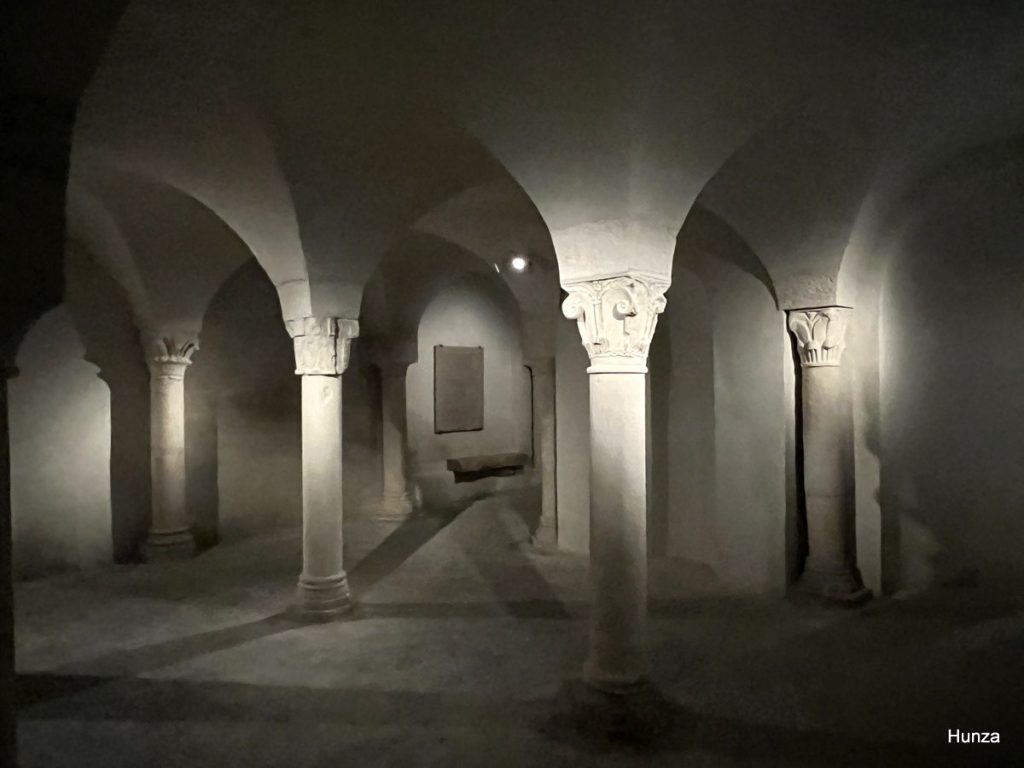 Vue du transept sud de la crypte de la rotonde Saint-Bénigne à Dijon avec ses colonnes et chapiteaux romans