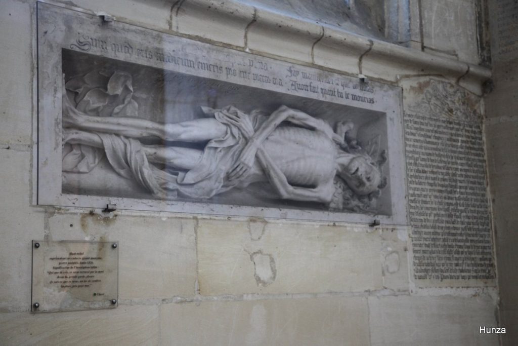Le transi sculpté dans la chapelle Saint-Clair de l'église Saint-Gervais-Saint-Protais de Gisors