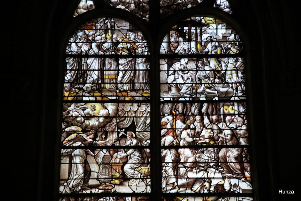 Le vitrail en grisaille de la chapelle de la Vierge dans l'église Saint-Gervais-Saint-Protais de Gisors