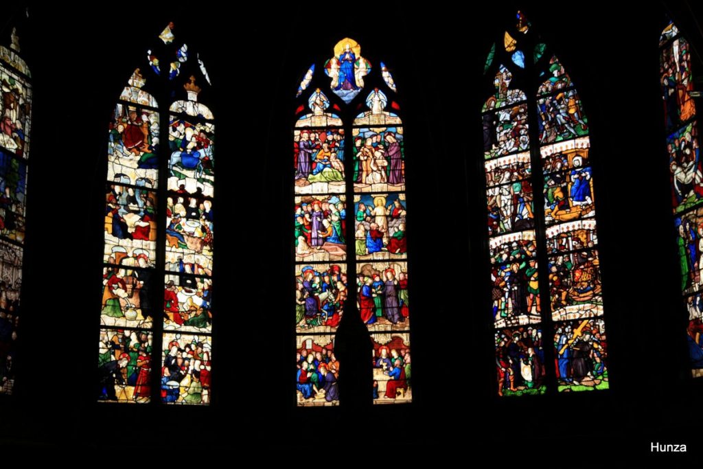 Vitraux de la chapelle de la Vierge dans l'église Saint-Pierre de Dreux
