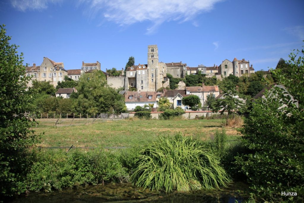 Vue de Château-Landon depuis la table d'orientation