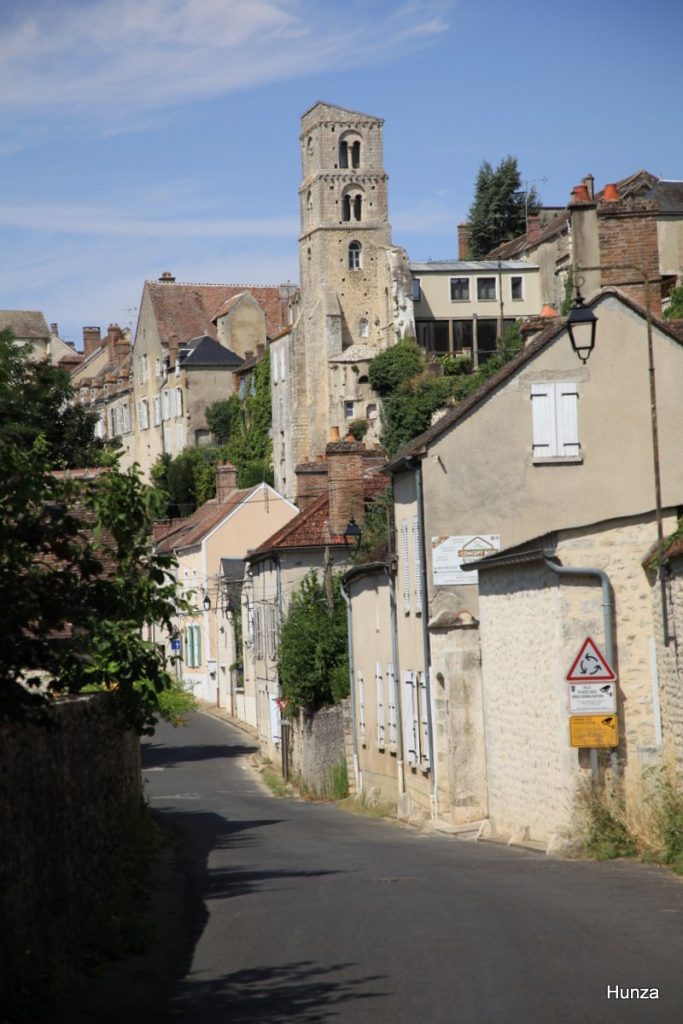 Vue de la tour Saint-Thugal depuis la rue Saint-Séverin à Château-Landon