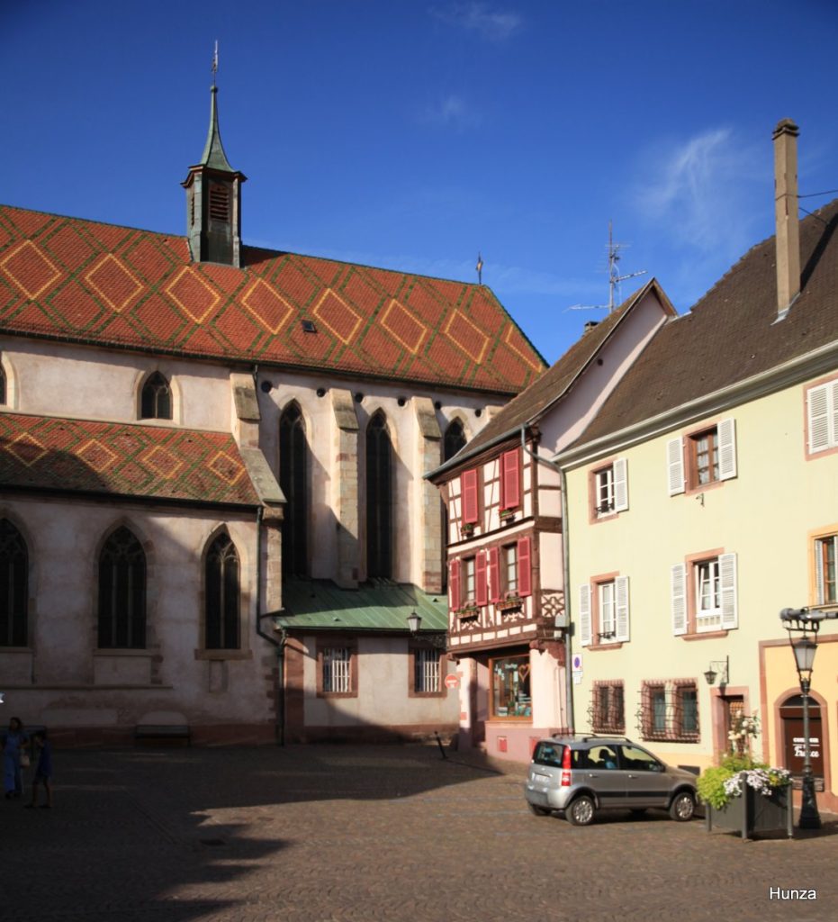 L'ancienne église des Augustins et son toit en tuiles vernissées à Ribeauvillé