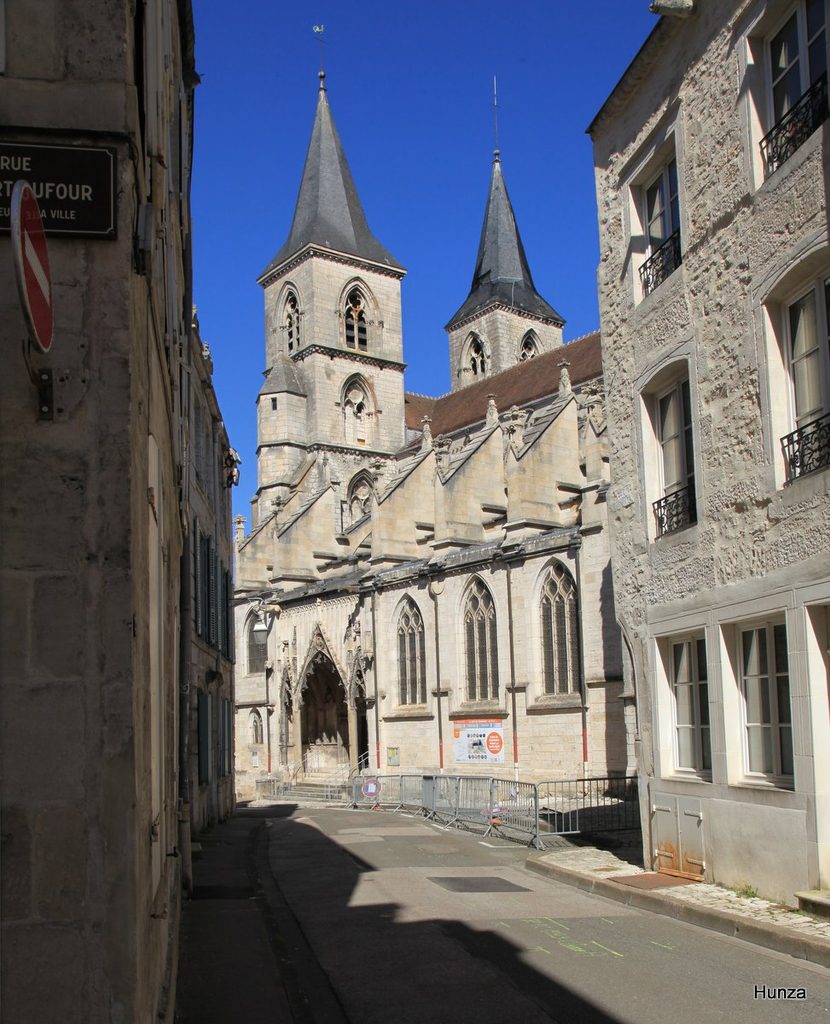 Vue depuis la rue Saint-Jean, la basilique Saint-Jean-Baptiste à Chaumont
