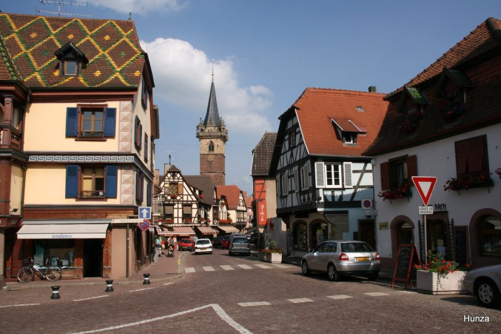 Centre historique d'Obernai avec maisons à colombages et beffroi