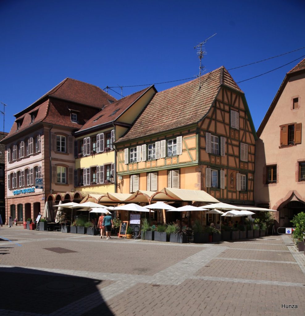La Brasserie de la Poste sur la place de la 1ʳᵉ Armée à Ribeauvillé