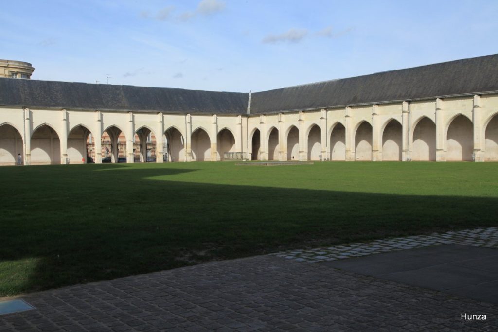 Campo Santo d’Orléans, ancien cimetière entouré d’arcades