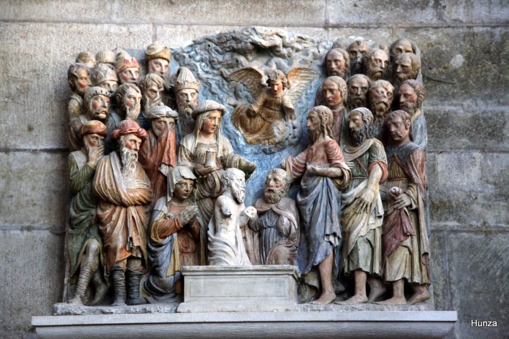 Haut-relief de la résurrection de Lazare dans la cathédrale Saint-Mammès de Langres